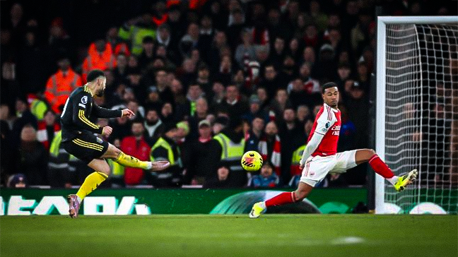 Arsenal’s defensive streak ends as Manchester United win 3 - 2 at the Emirates and tighten the title race