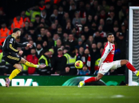 Arsenal’s defensive streak ends as Manchester United win 3 - 2 at the Emirates and tighten the title race