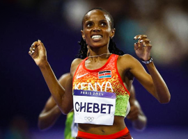 La star kényane de l'athlétisme Beatrice Chebet remporte l'or du 5 000 m féminin à Paris