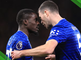 Bagarre entre coéquipiers à Old Trafford : Idrissa Gana Gueye expulsé pour avoir giflé Michael Keane 1-0 pour Everton FC malgré 10 joueurs