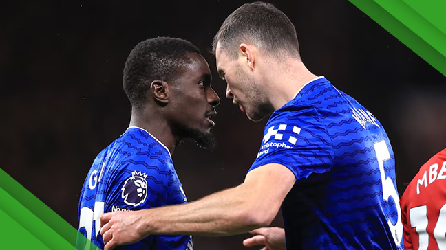 Bagarre entre coéquipiers à Old Trafford : Idrissa Gana Gueye expulsé pour avoir giflé Michael Keane 1-0 pour Everton FC malgré 10 joueurs