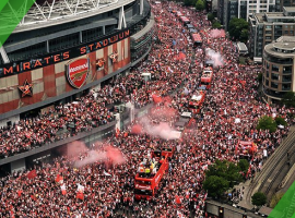 Arsenal célèbre son titre de Premier League après la déception en Ligue des champions
